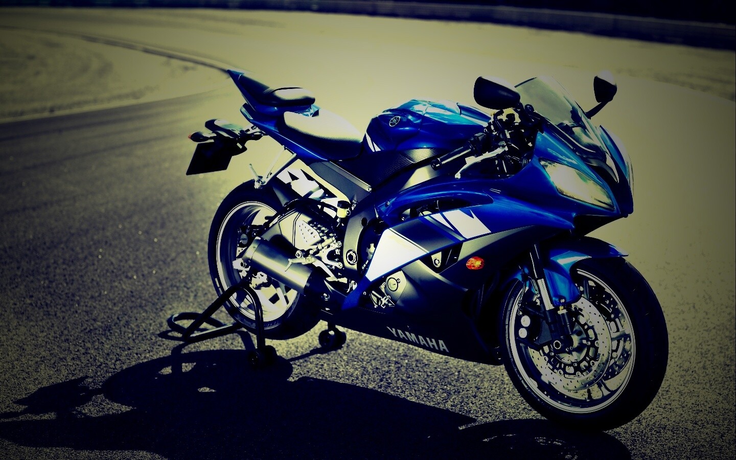 Мотоцикл Ямаха с блокиратором заднего колеса обои