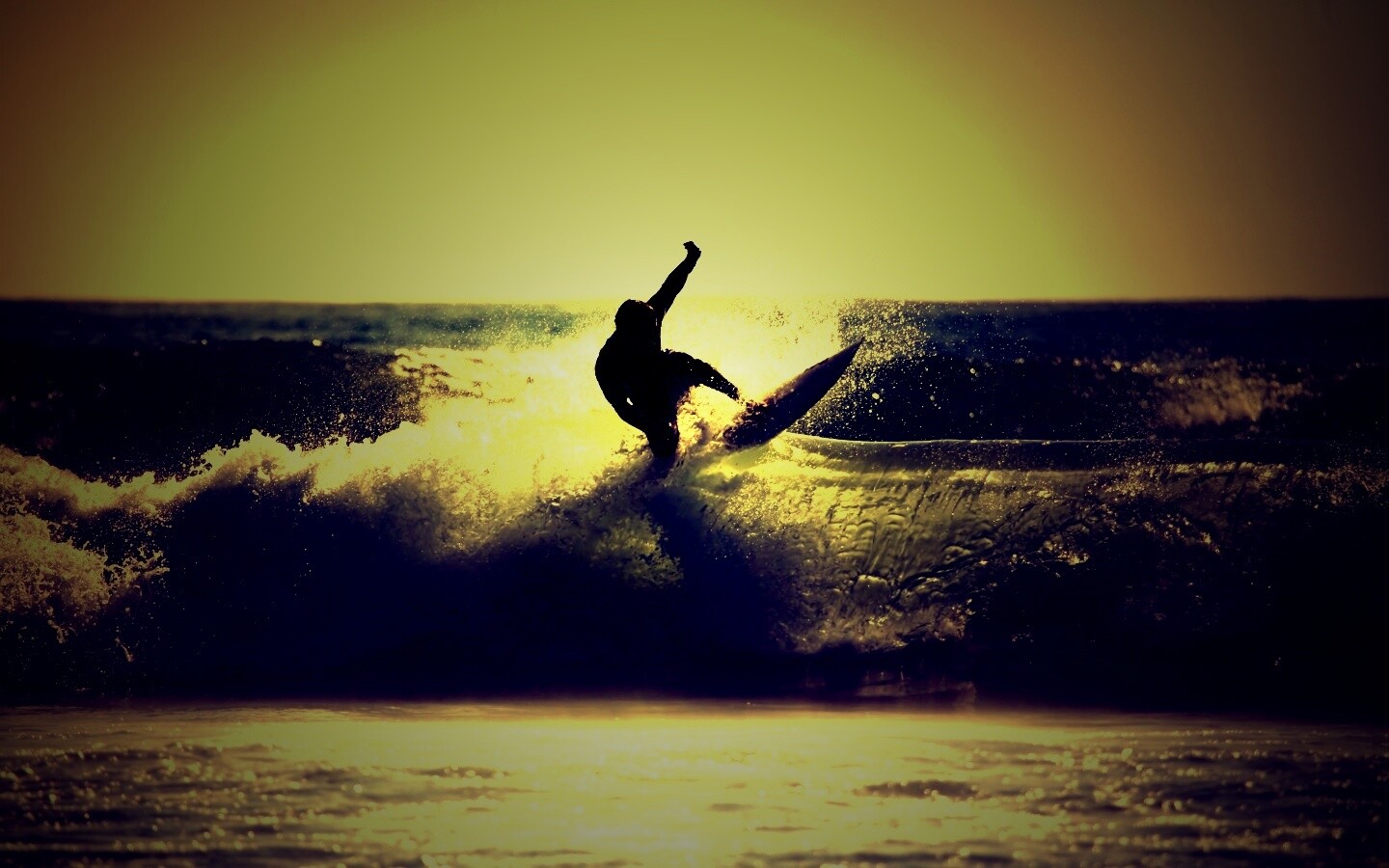 Сёрфер поймал волну обои