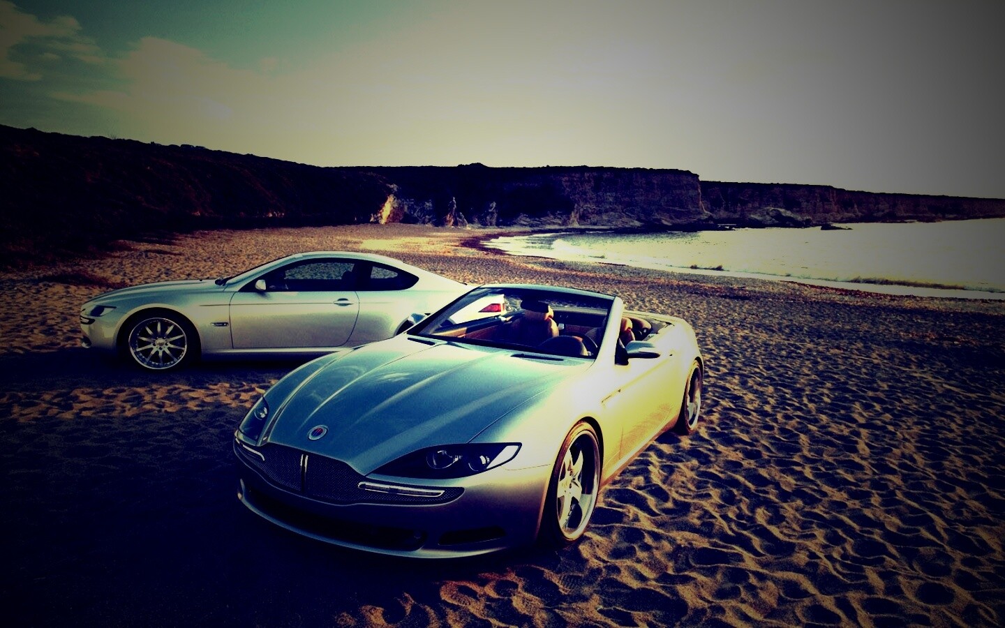 Два спорткара на берегу моря обои