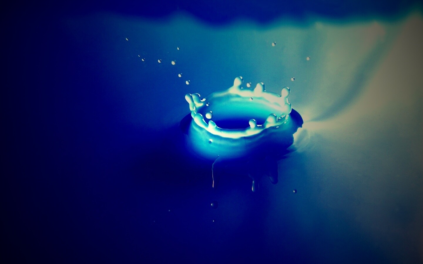 Синий всплеск воды обои
