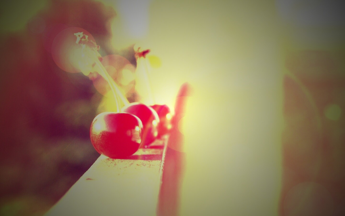 Вишенки на перилах обои