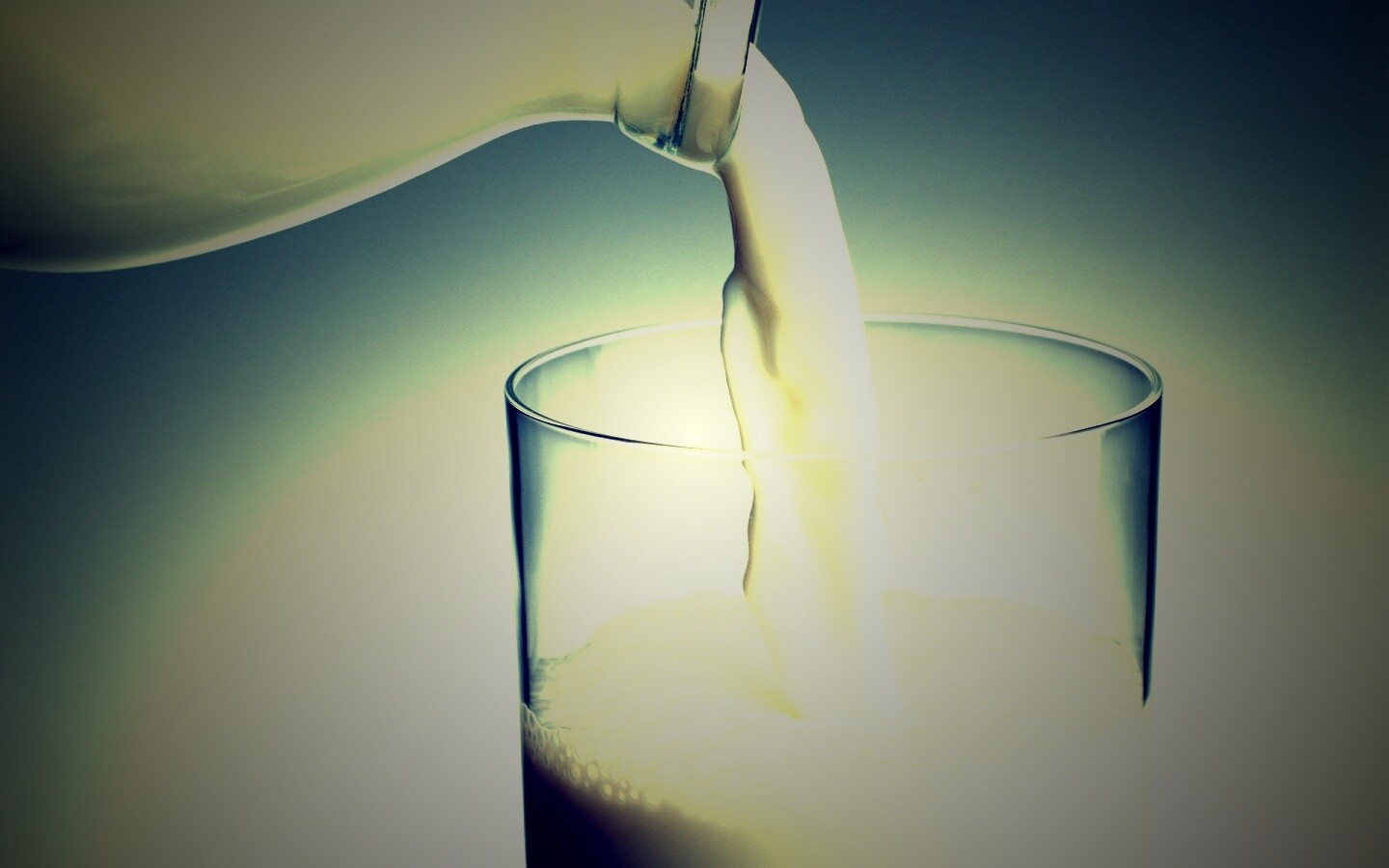 Молоко наливают в стакан обои