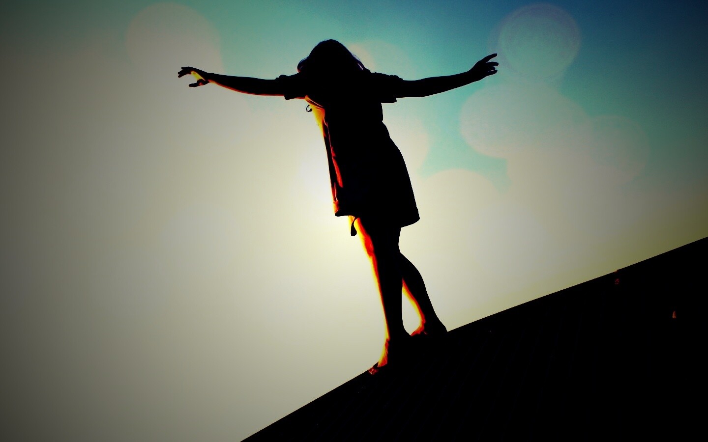 Девушка на крутой крыше обои