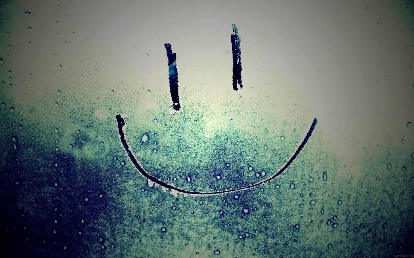 Улыбка на стекле обои