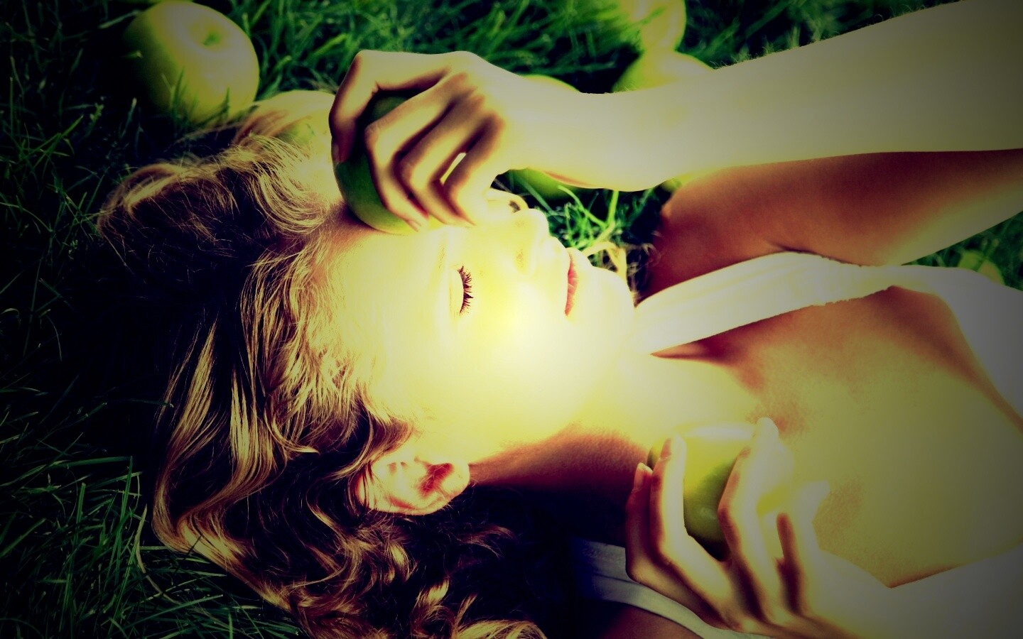 Девушка с яблоками обои