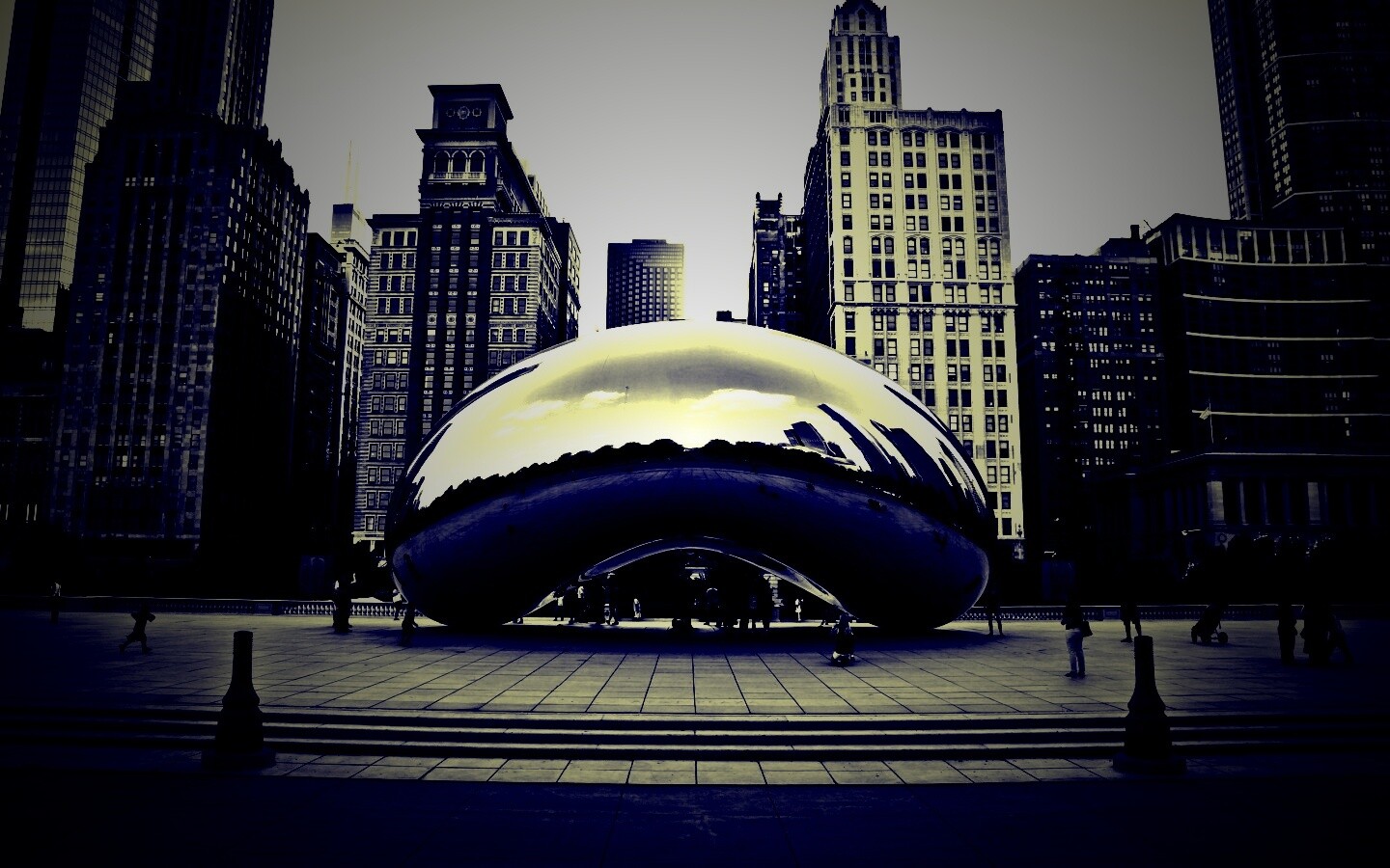 Отражение города в зеркальном монументе обои