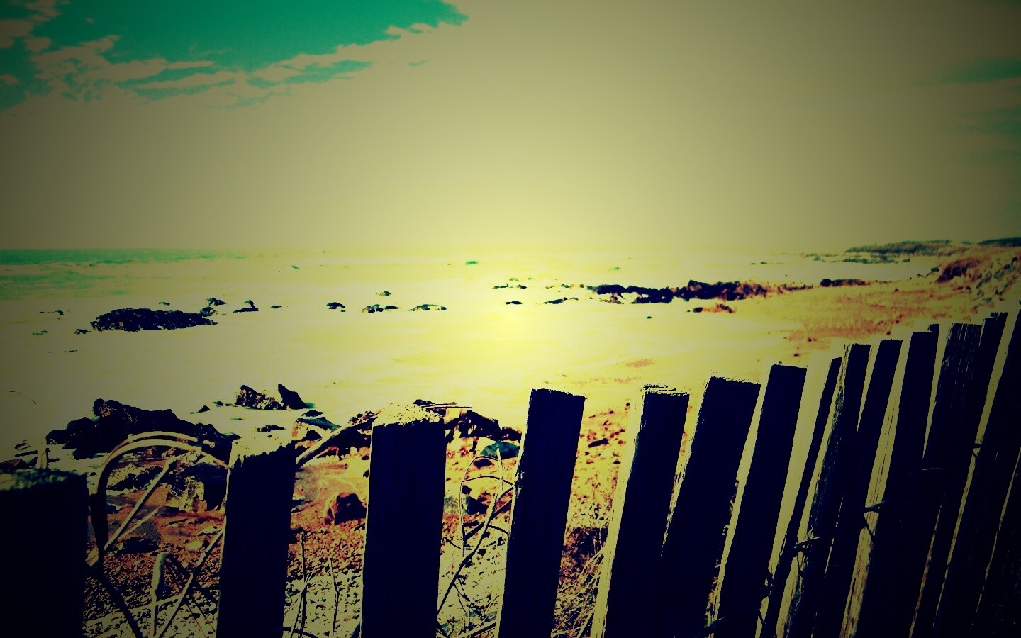 Закрытый пляж за забором обои