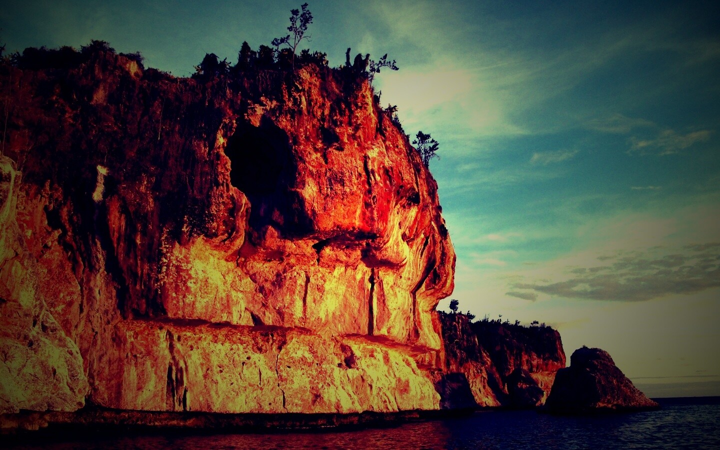 Пещера в скале над морем обои