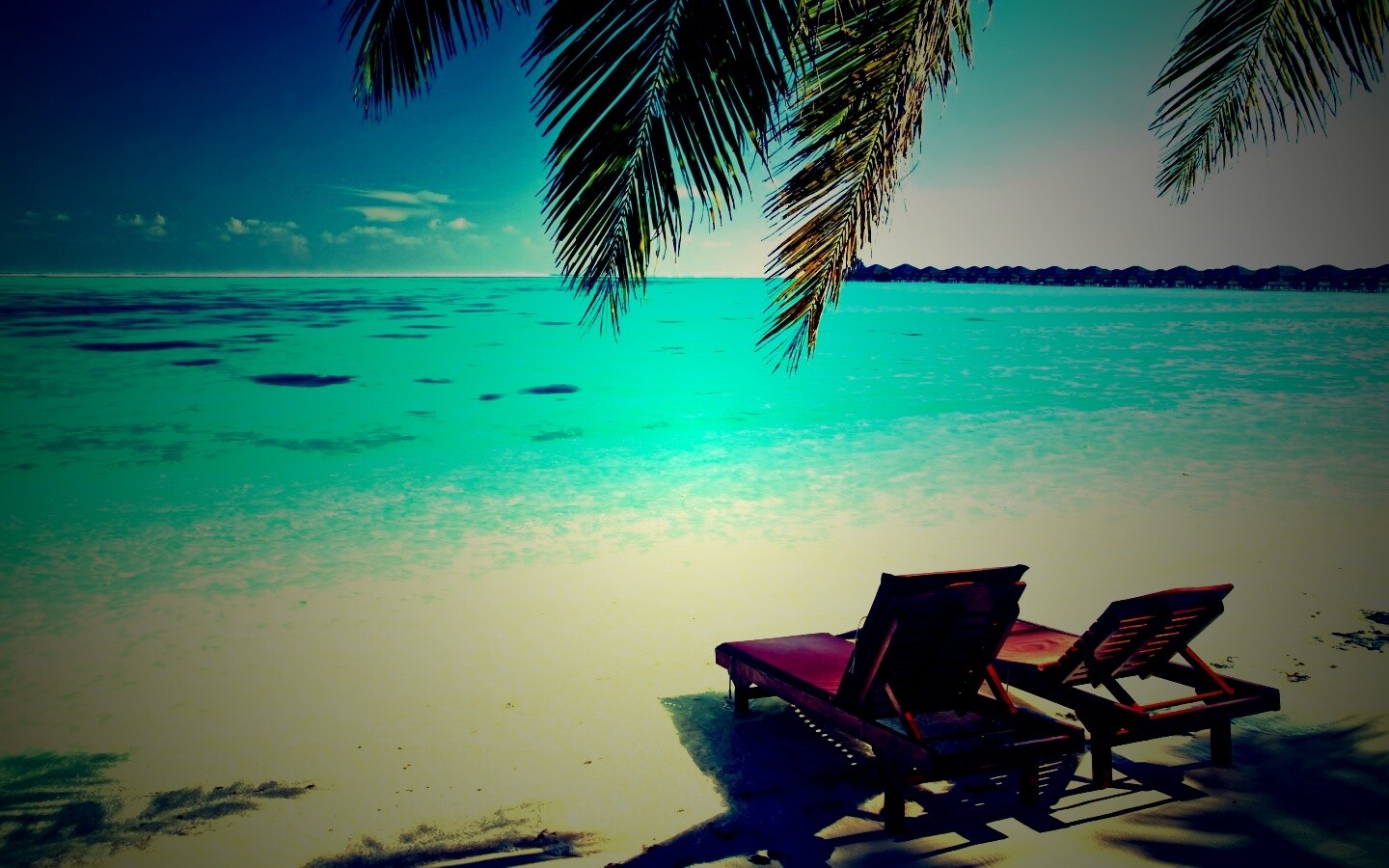 Шезлонги у самой воды обои