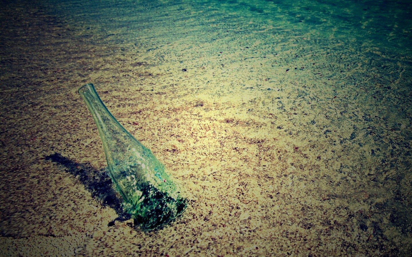 Бутылка в песке у воды обои