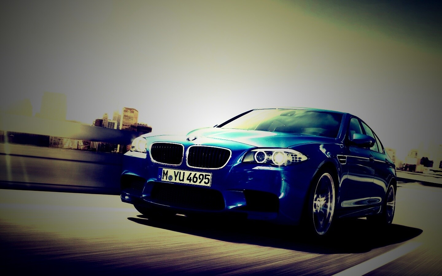 БМВ Ф10 в лучах солнца обои