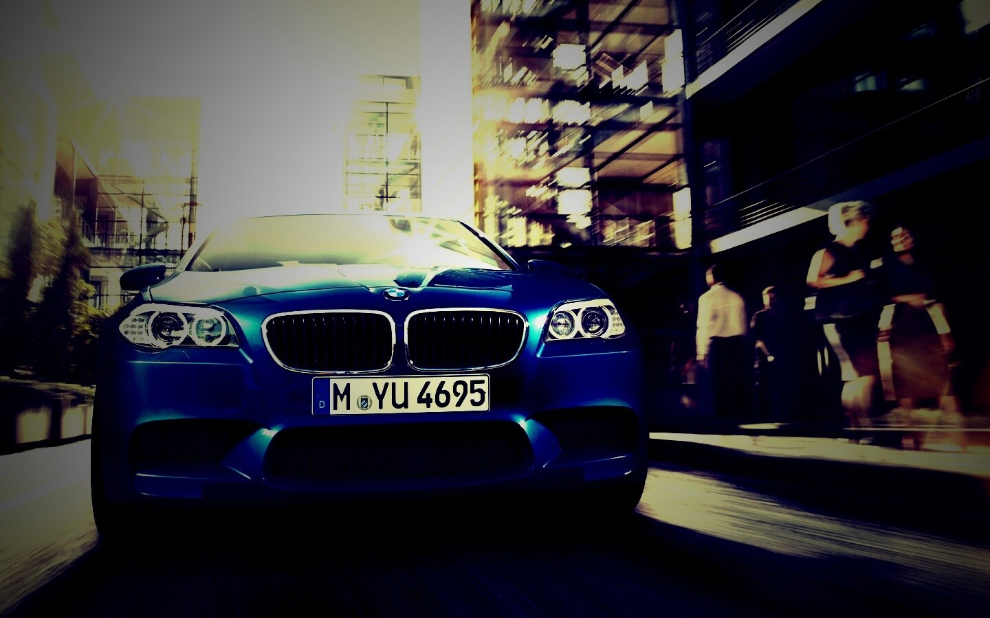 BMW покоряет городскую улицу обои