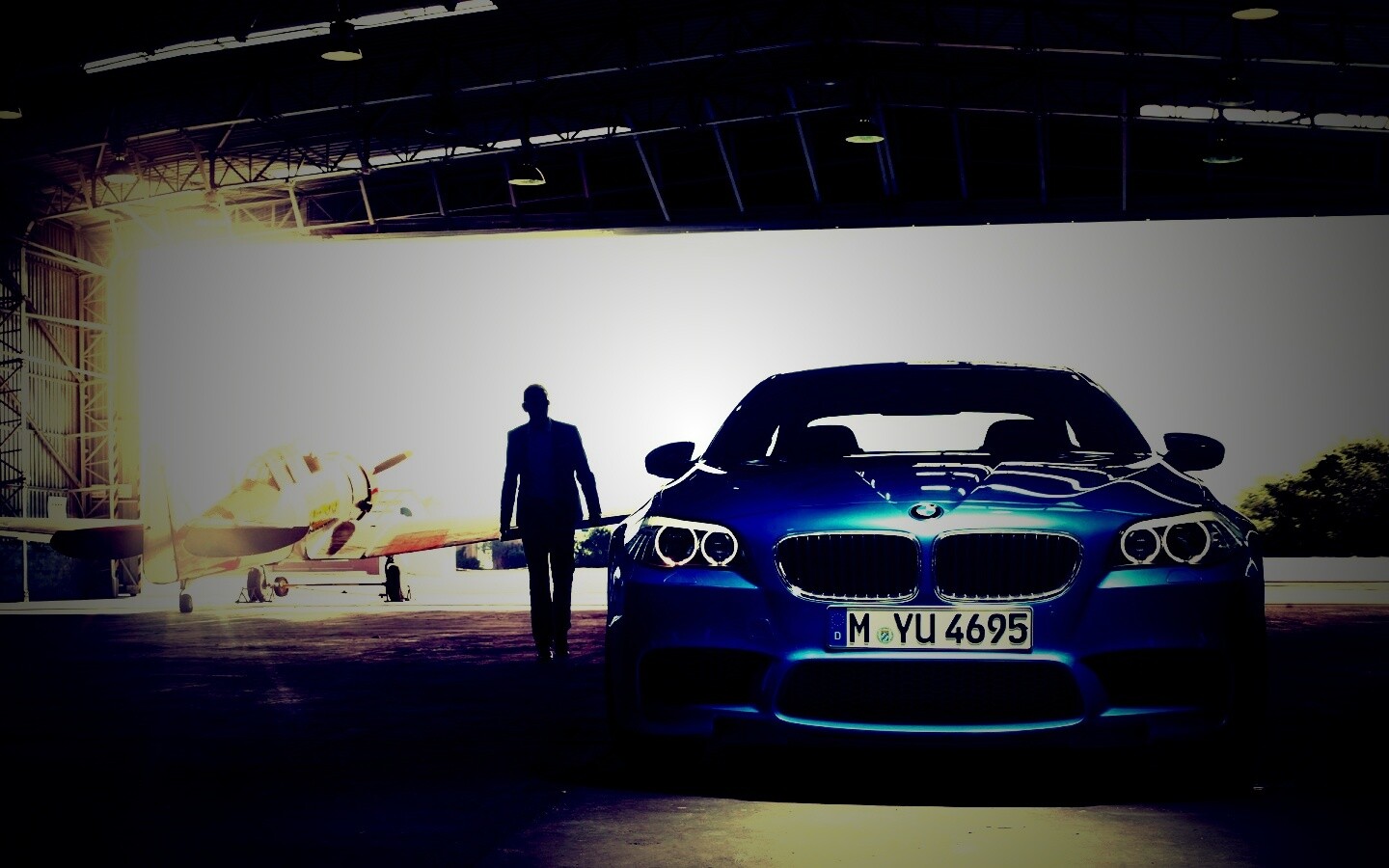 BMW F10 в ангаре обои