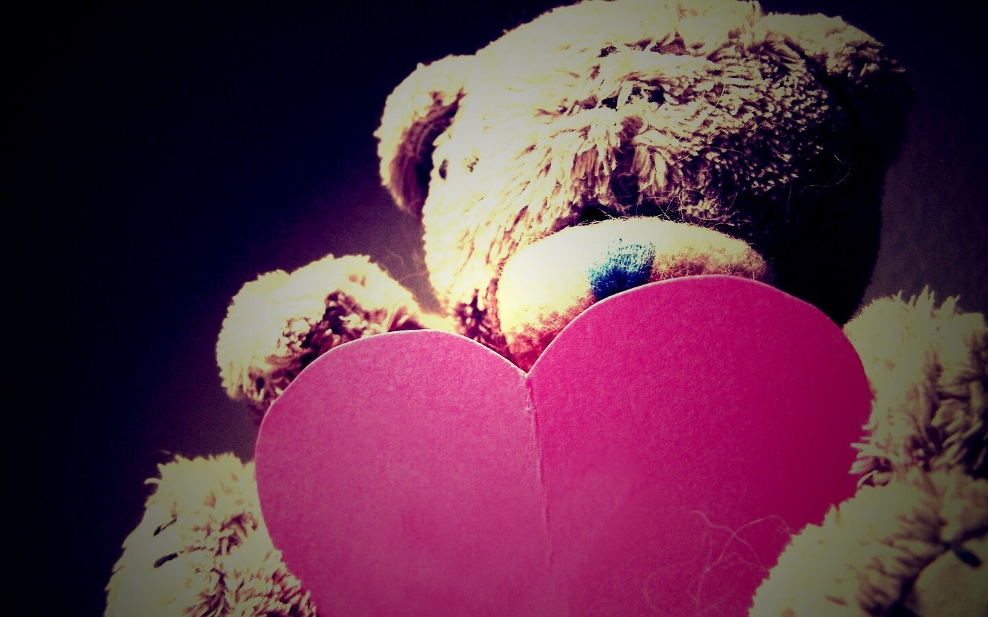 Мишка с сердцечком обои