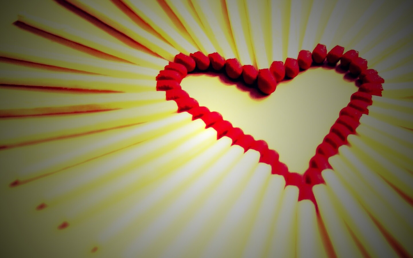 Сердечко из спичек обои