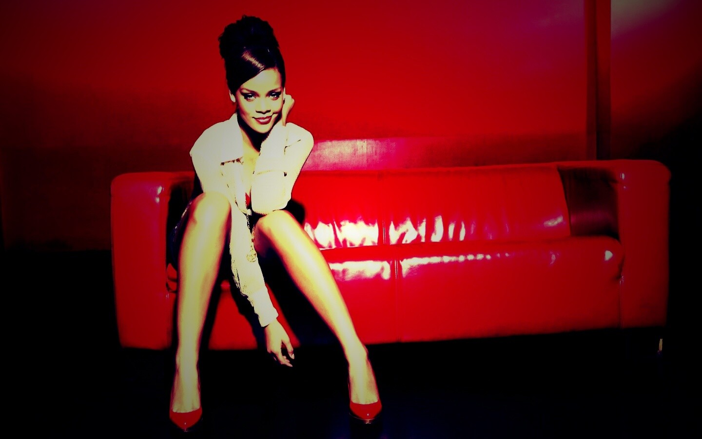 Рианна на красном кожаном диване обои