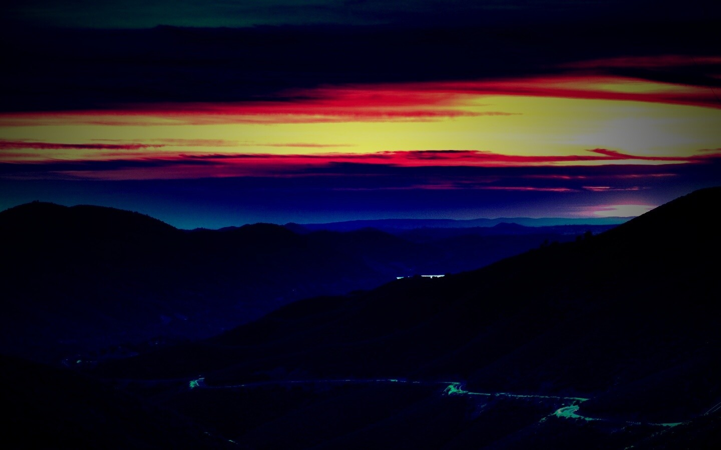 Дорога спускается с гор в долину обои