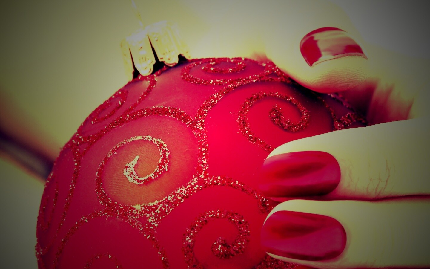 Елочная игрушка в руке обои