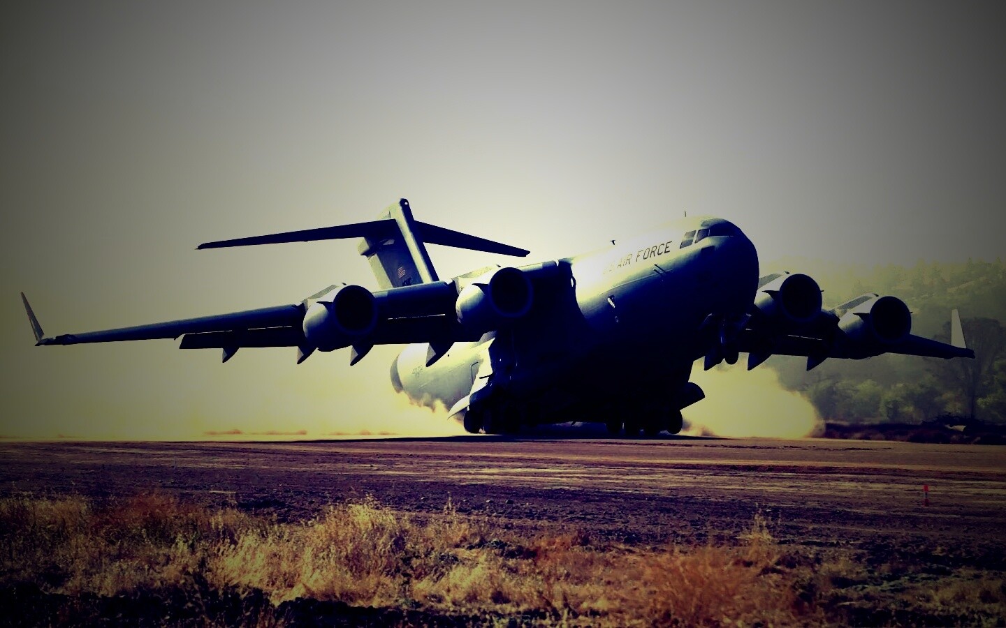 Грузовой самолёт на посадке обои