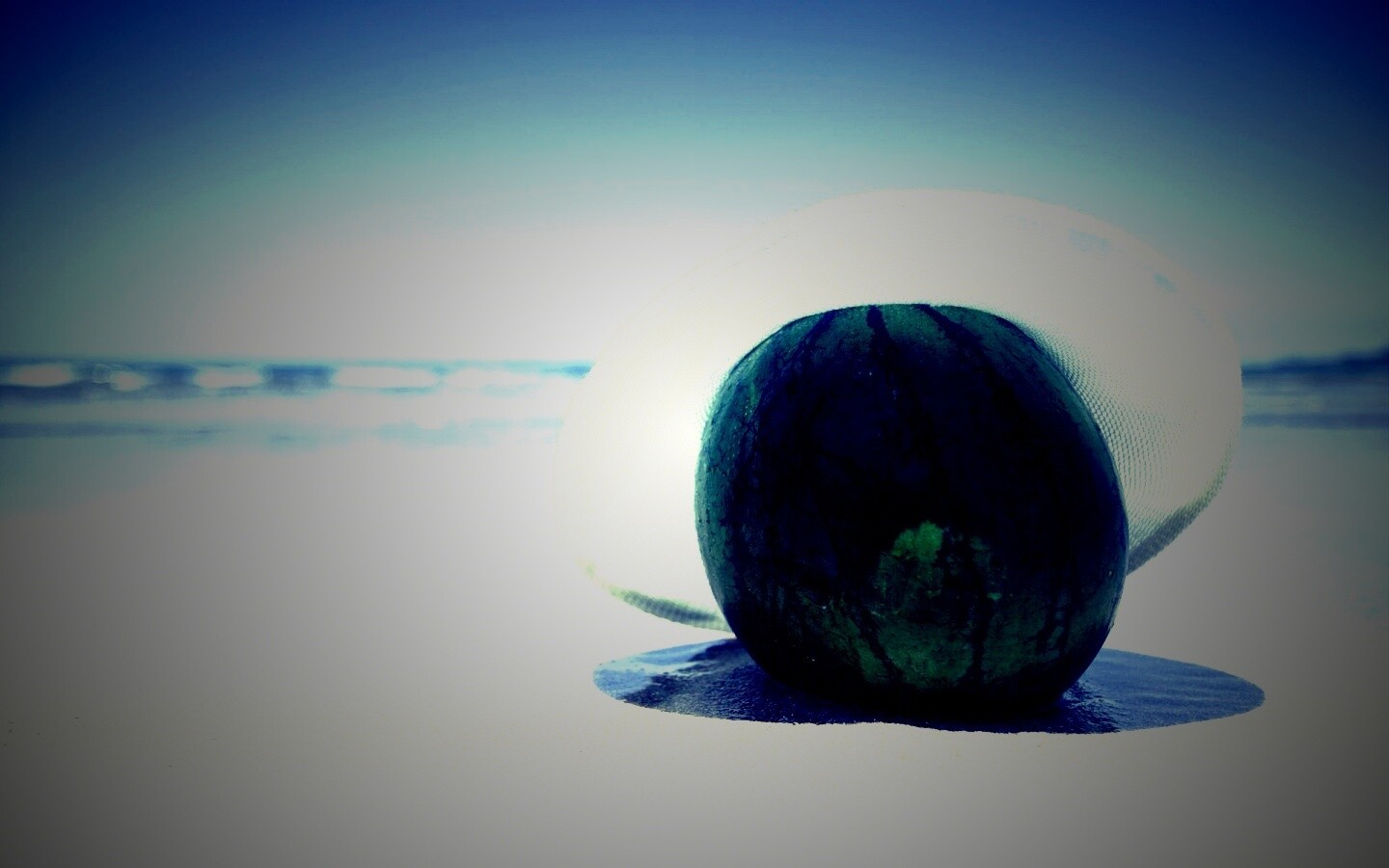 Арбуз в летней шляпке на пляже обои