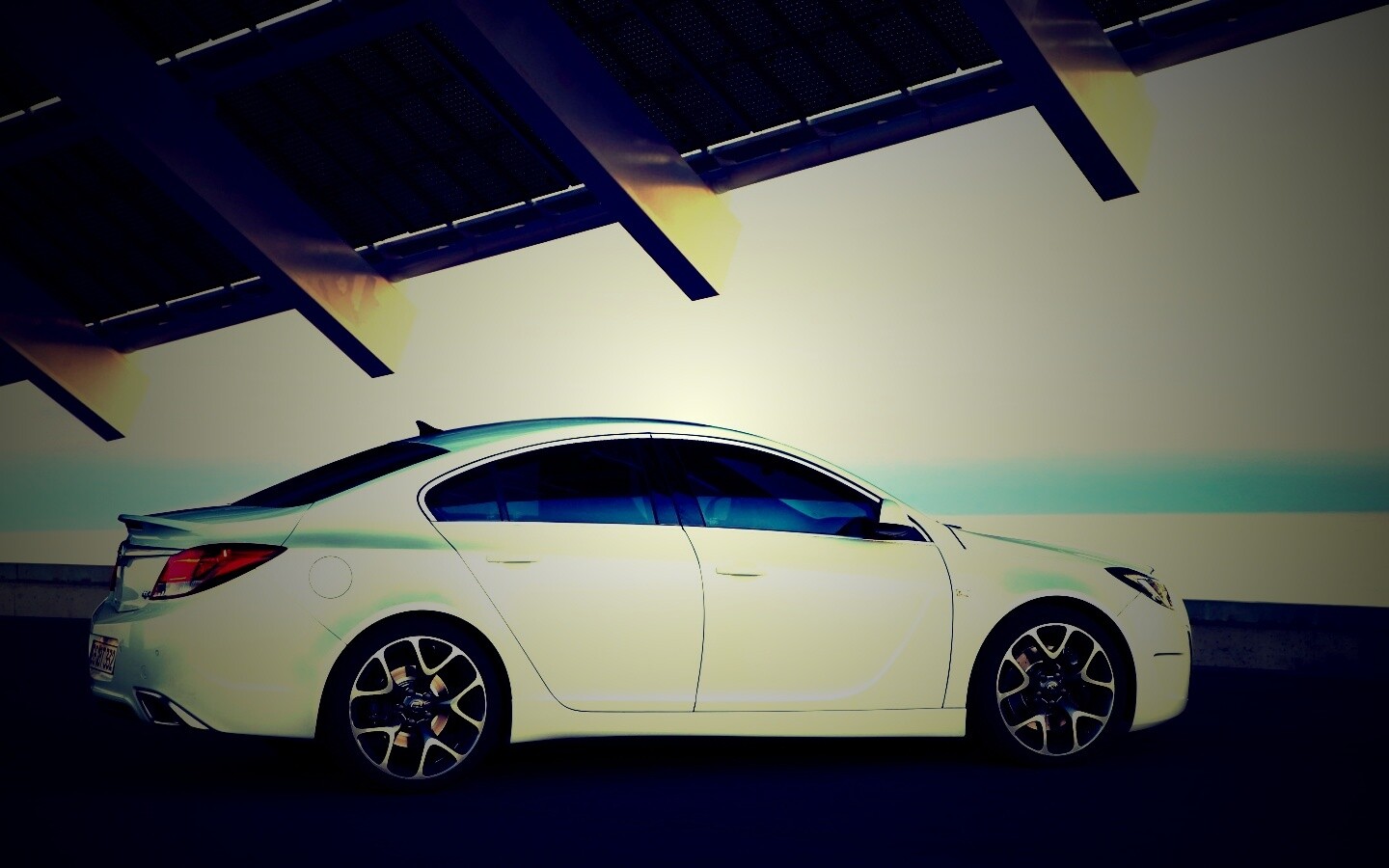 Белый седан под крышей обои