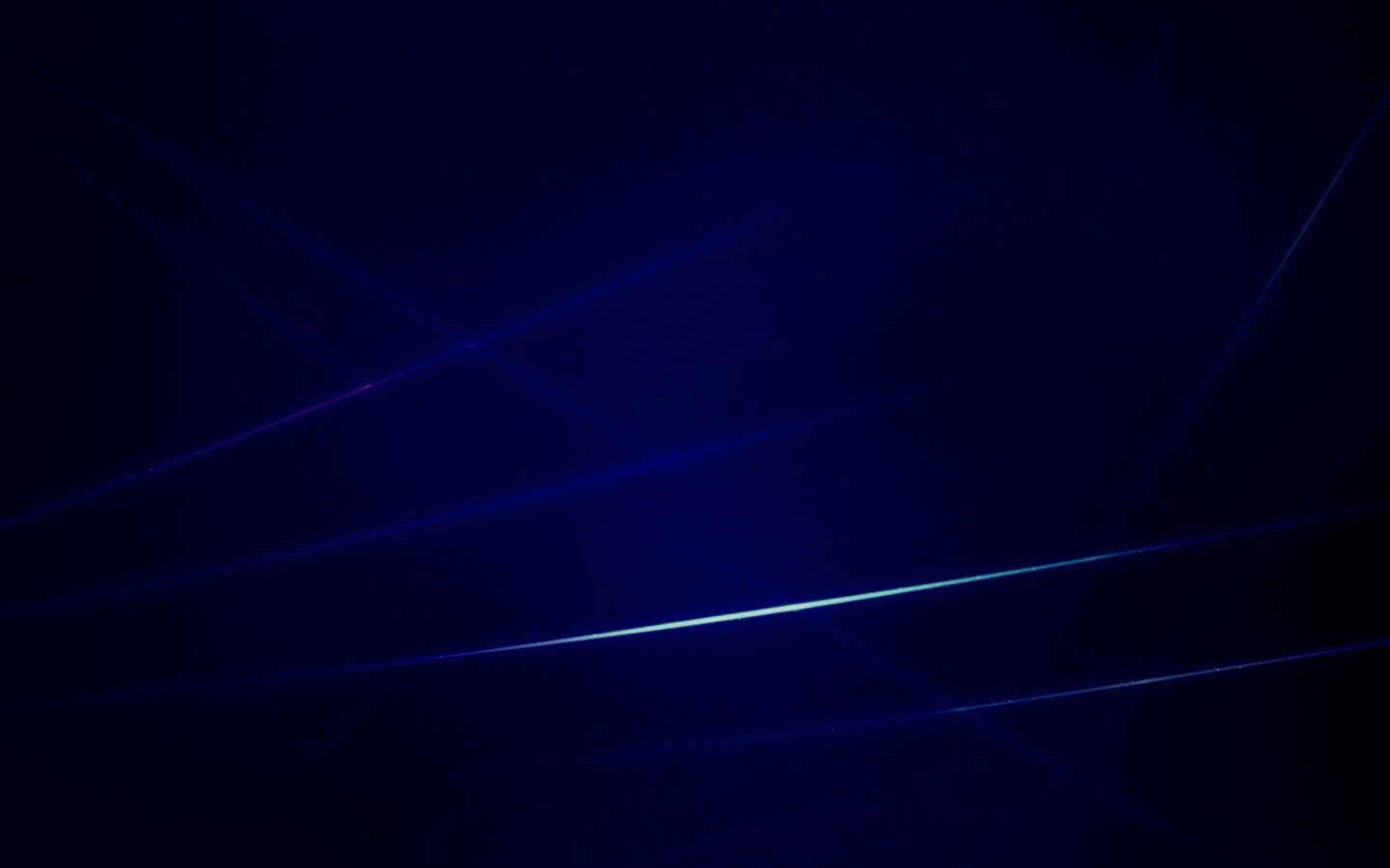 Лучи света на фиолетовом фоне обои