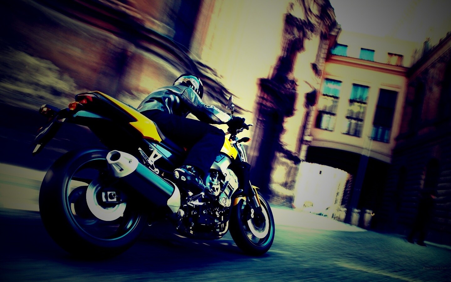 Ямаха и наездник на улицах города обои
