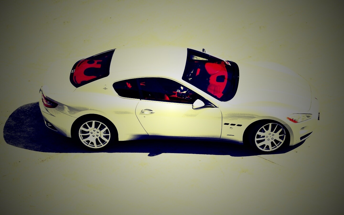 Белая мазерати на солнцепеке обои