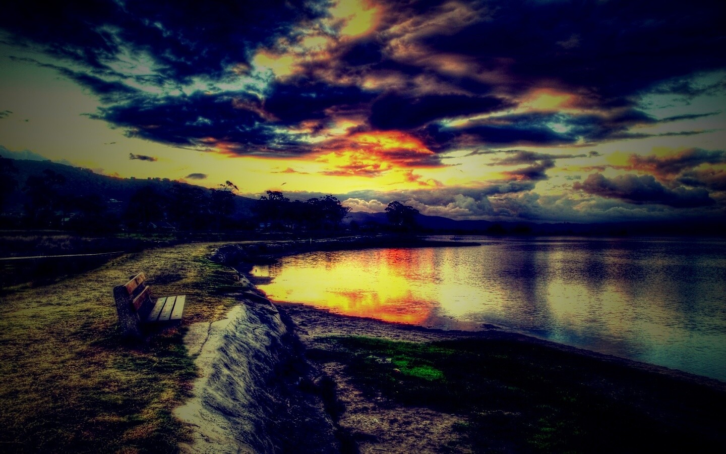 Скамейка у озера обои