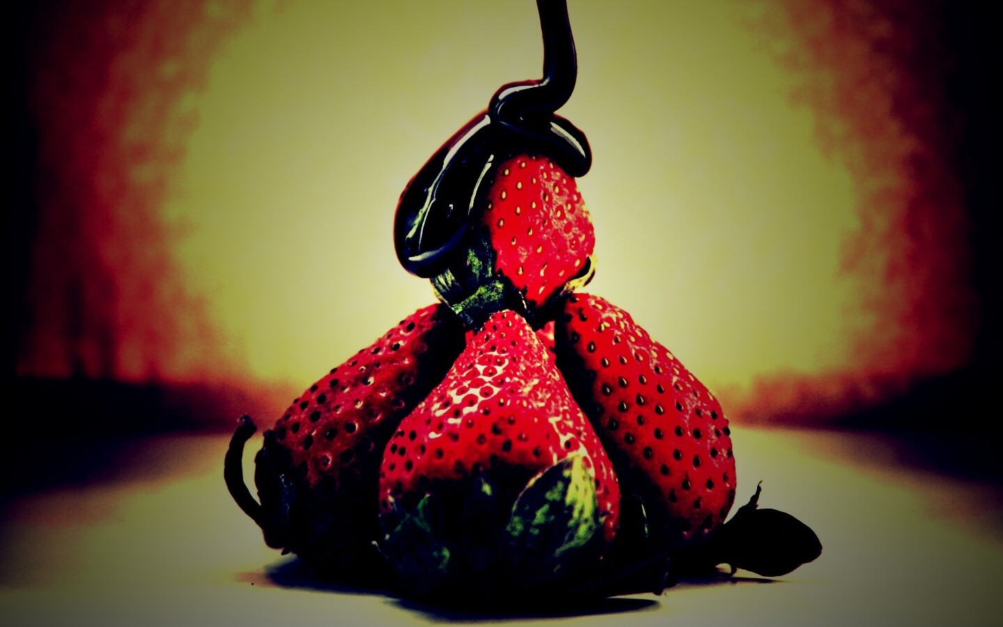 Аппетитная клубничка с шоколадом обои