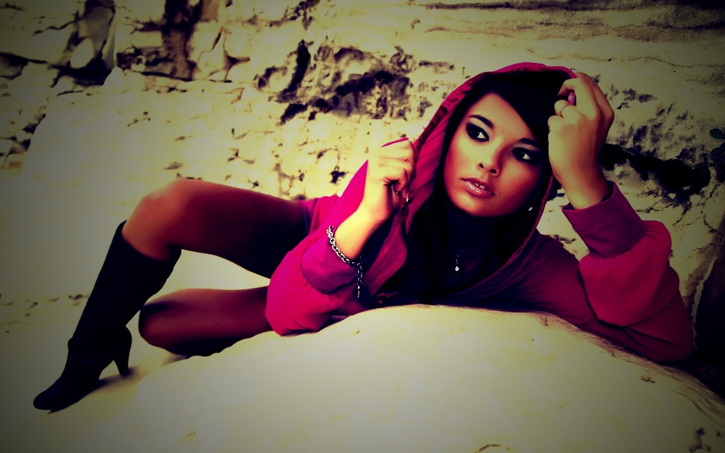 Девушка в розовой накидке обои