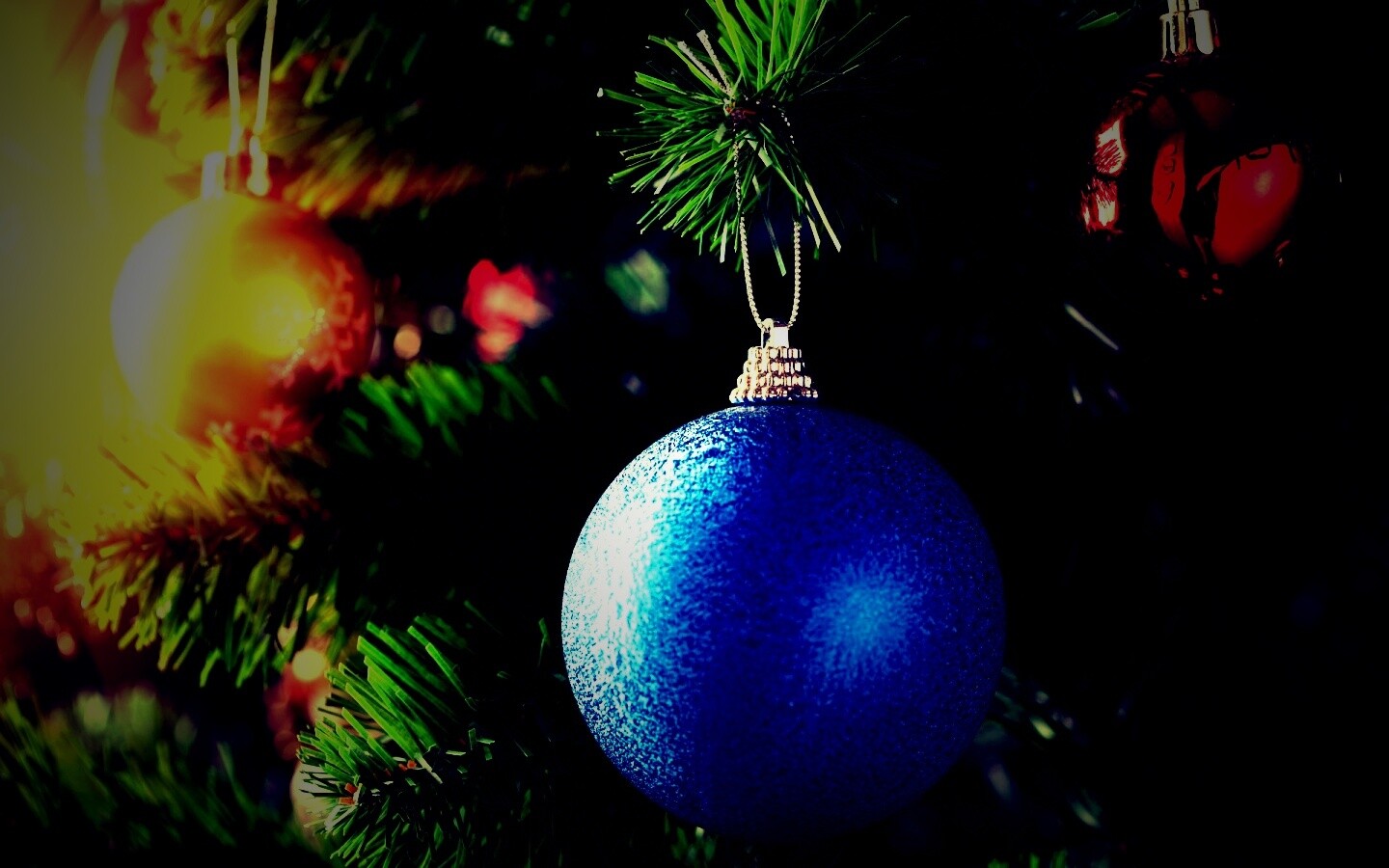 Шары на ёлке обои