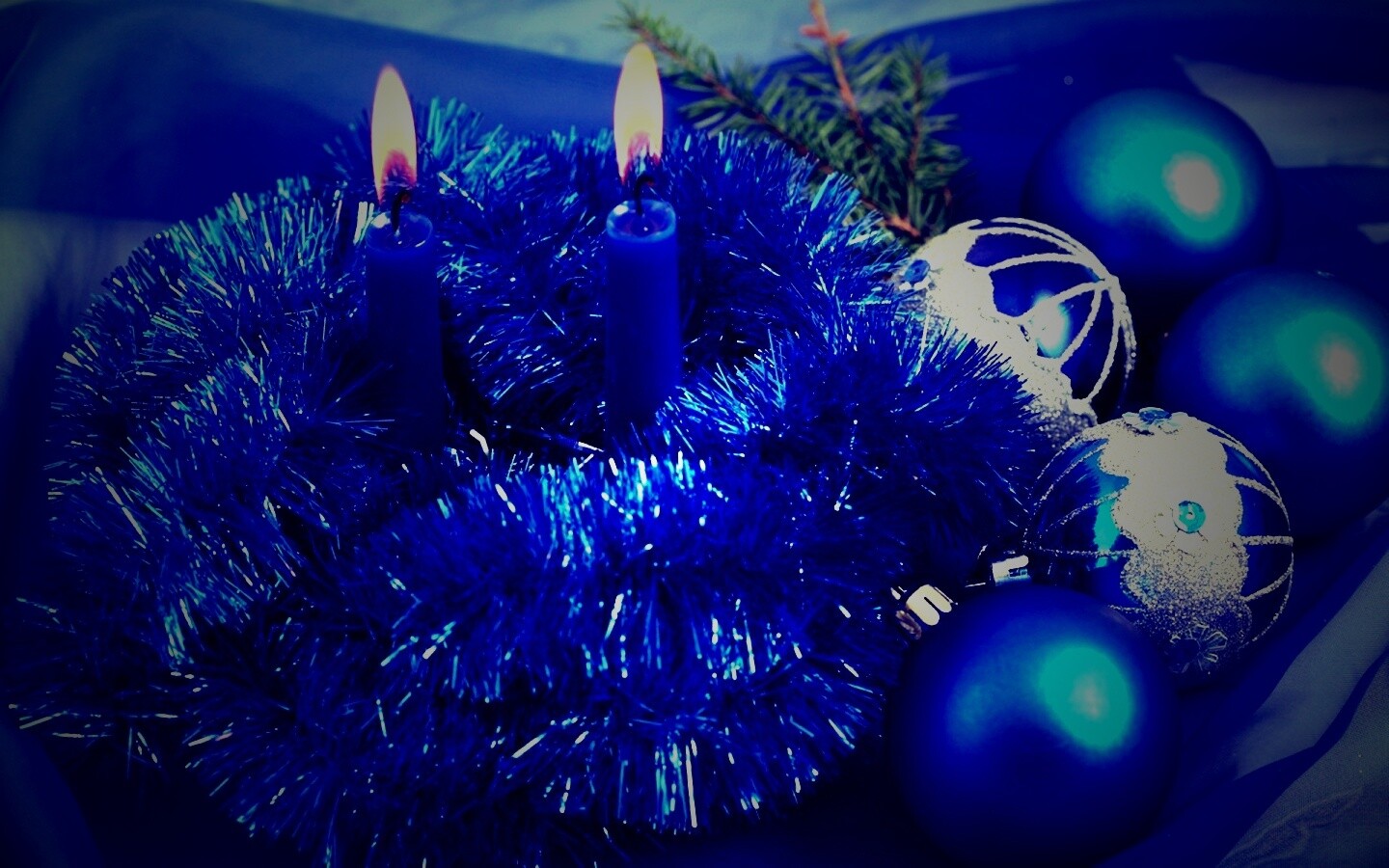 Свечки и новогодняя мишура обои