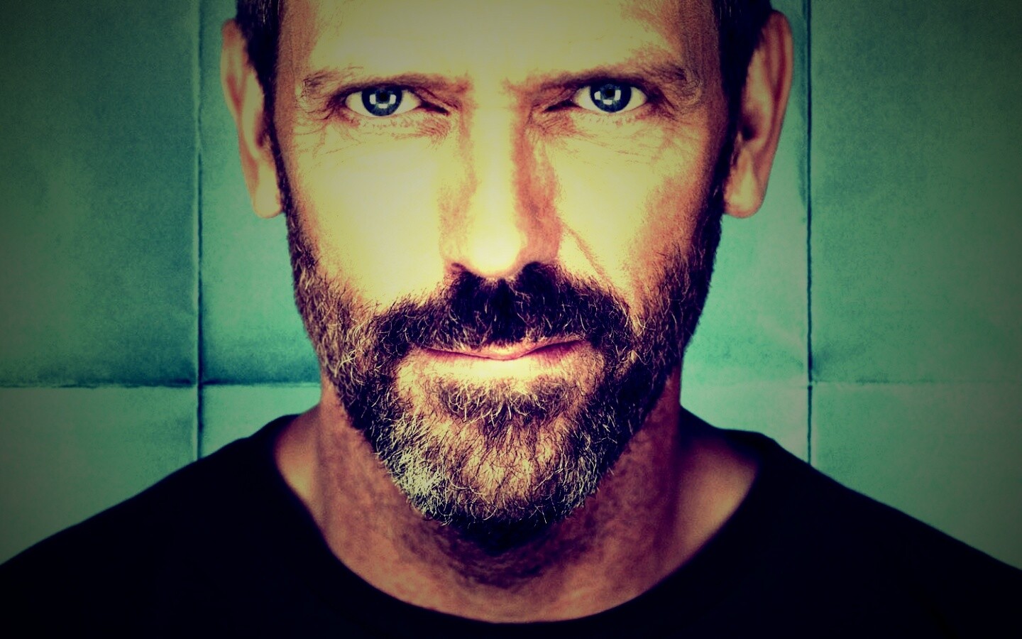 Доктор Хаус в футболке со змеями на трости обои