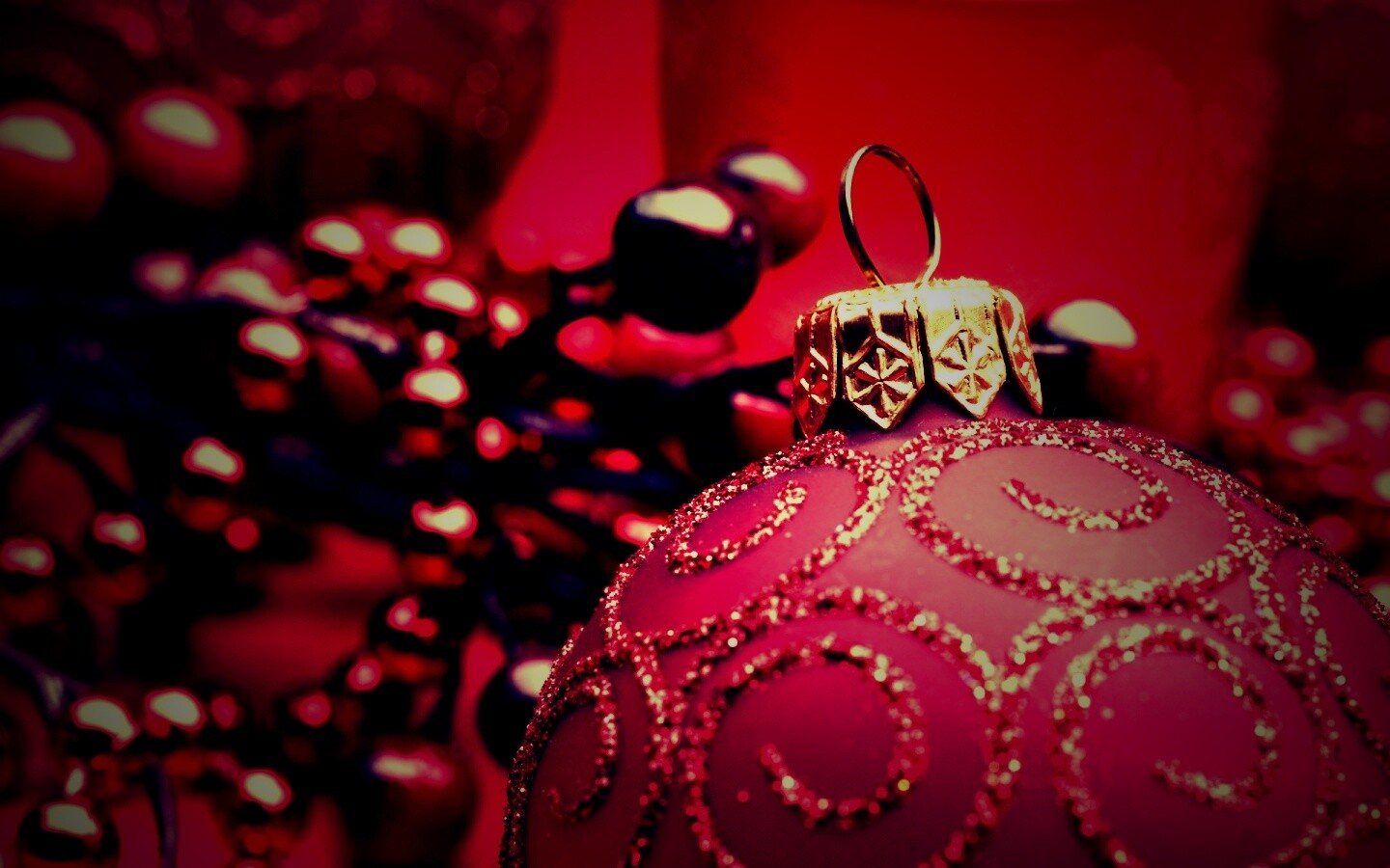 Красная ёлочная игрушка обои