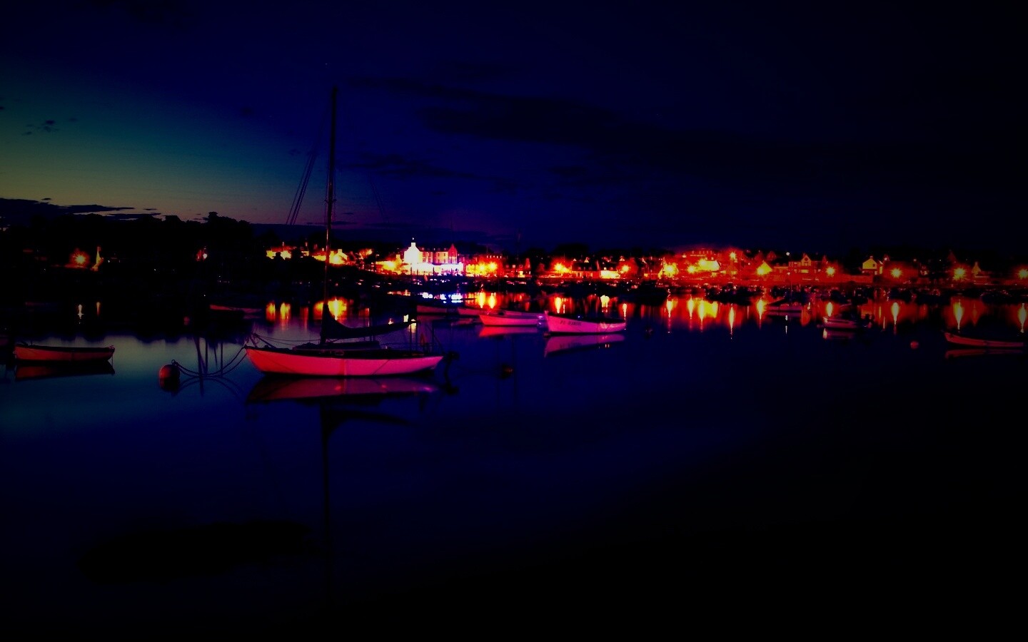 Лодки на вечерней воде обои