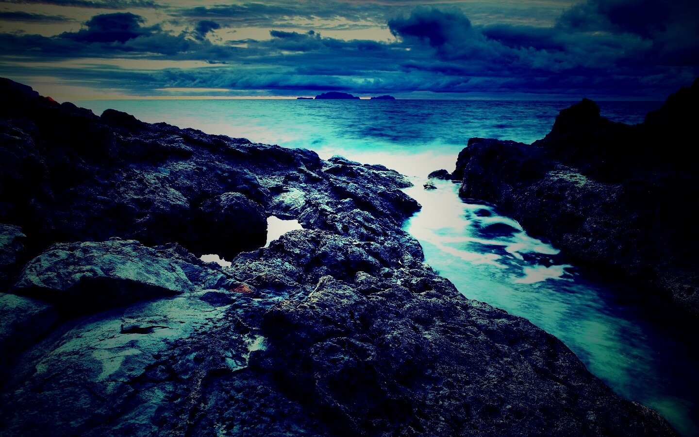 Река впадающая в море обои