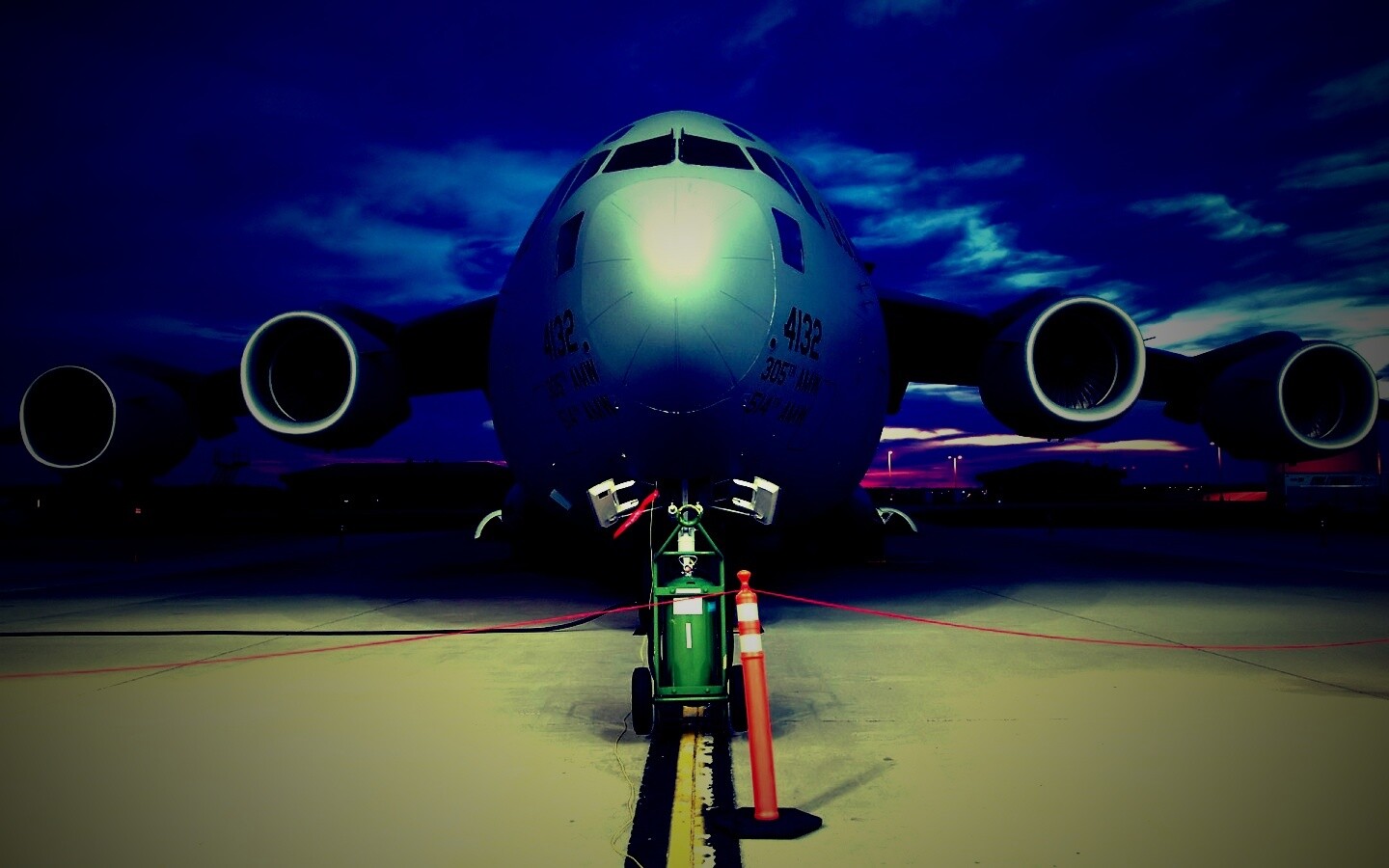 Самолет на взлетной полосе обои