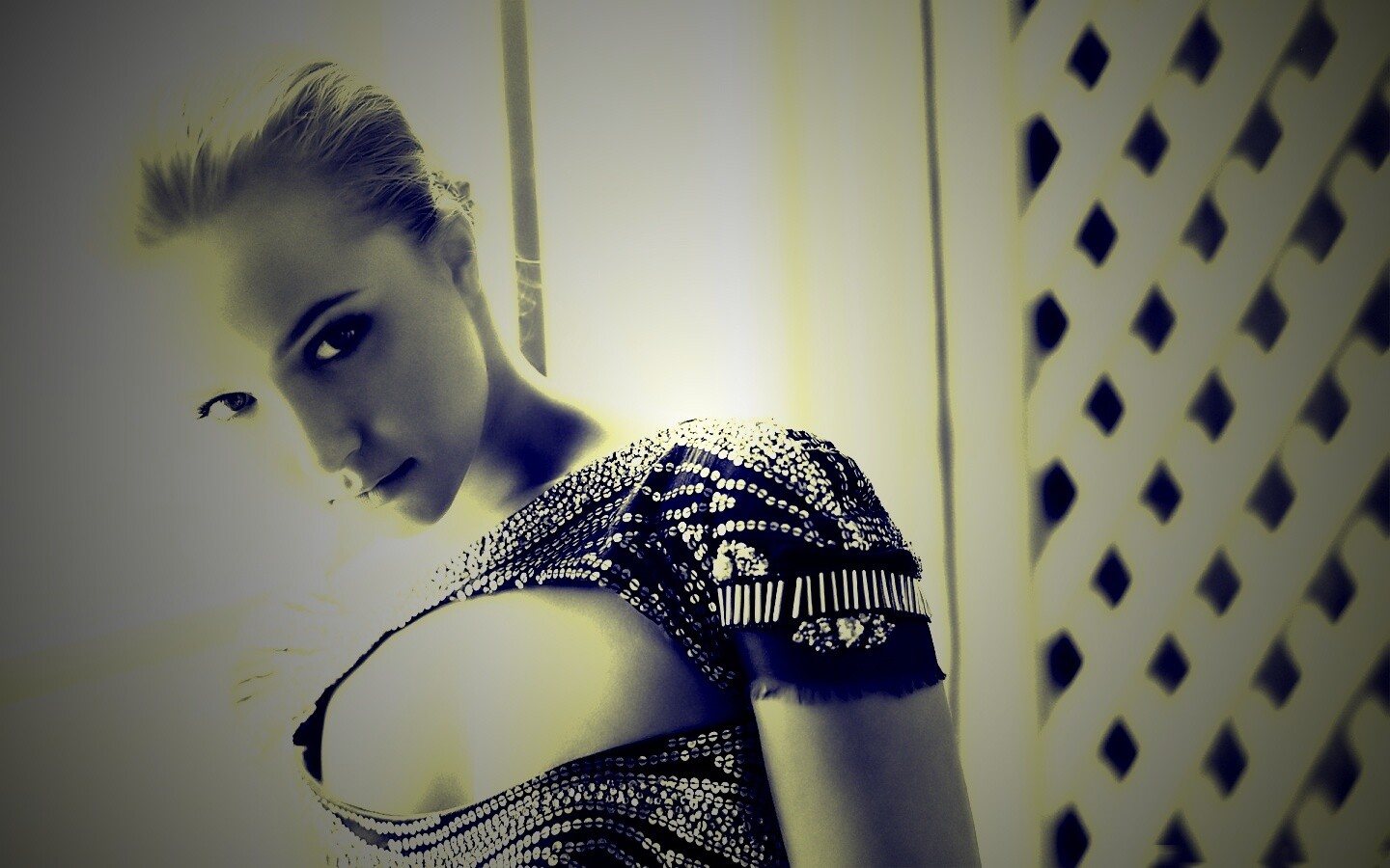 Блондинка у окна обои