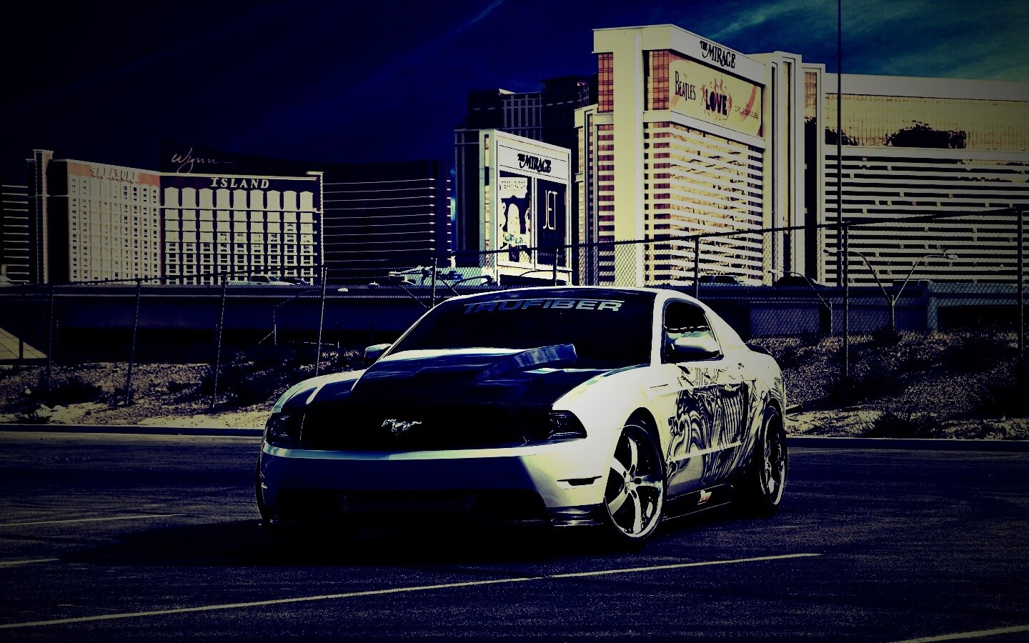 Мустанг на парковке обои