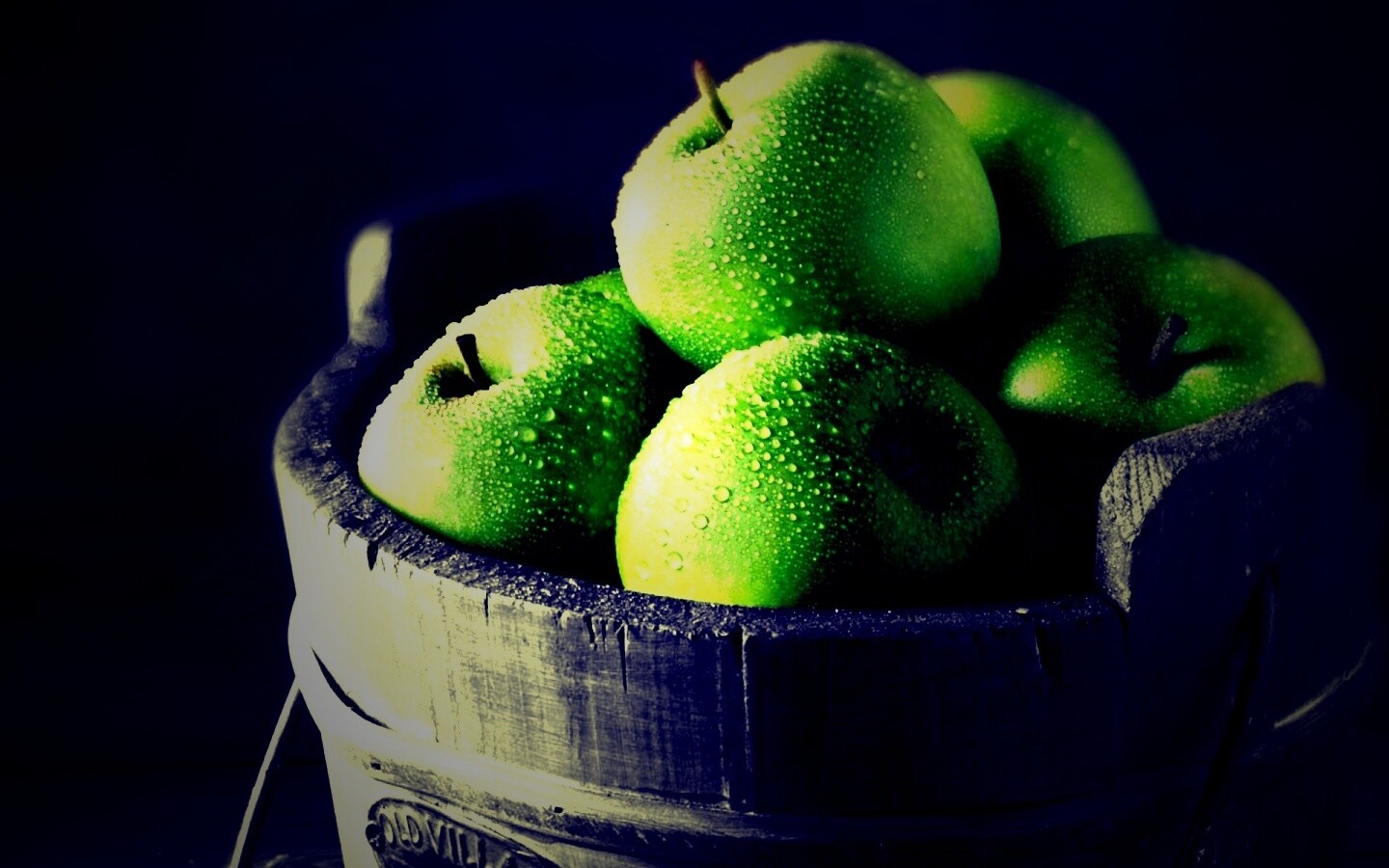 Ведро зеленых яблок обои