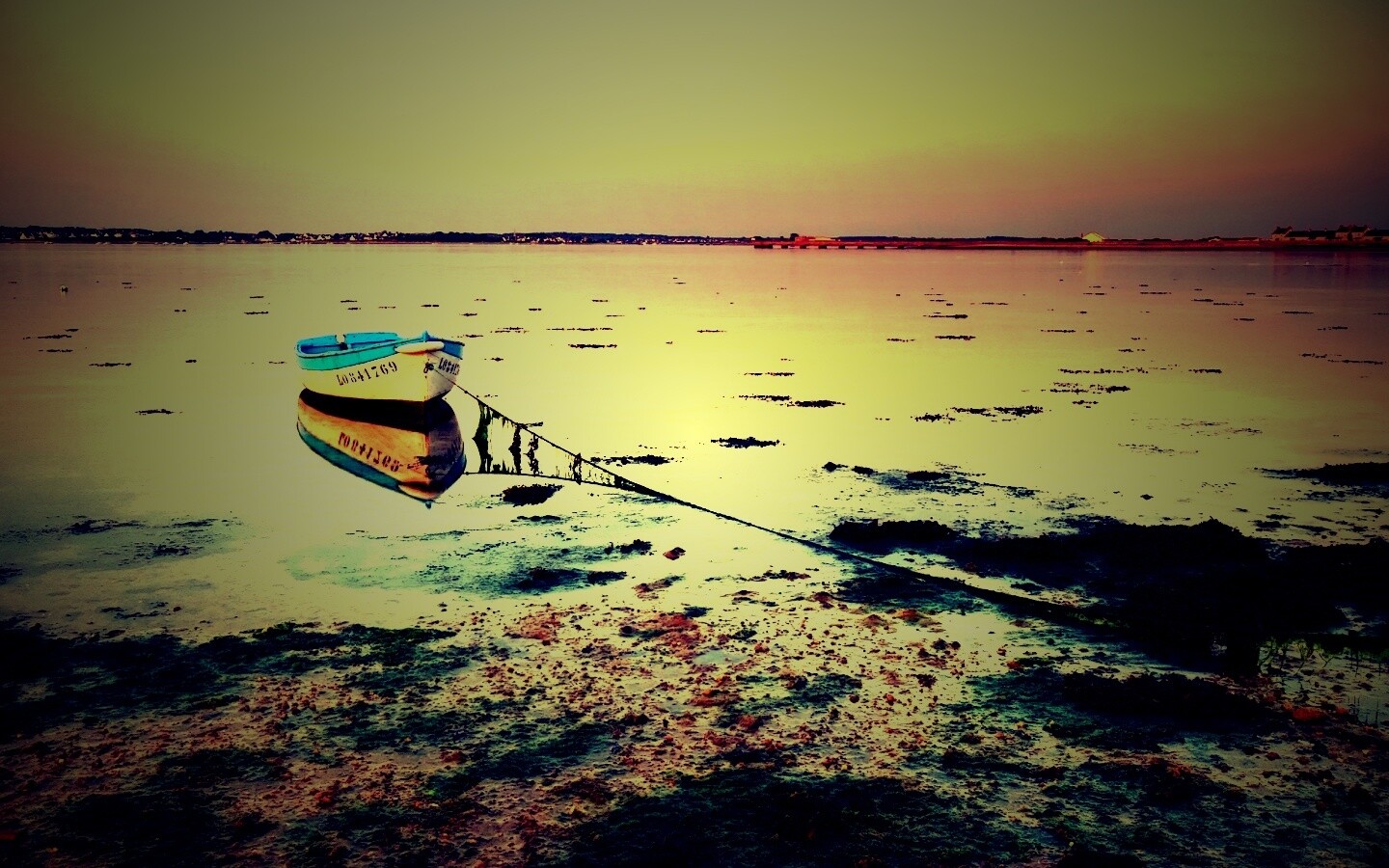 Лодка на илистом берегу обои