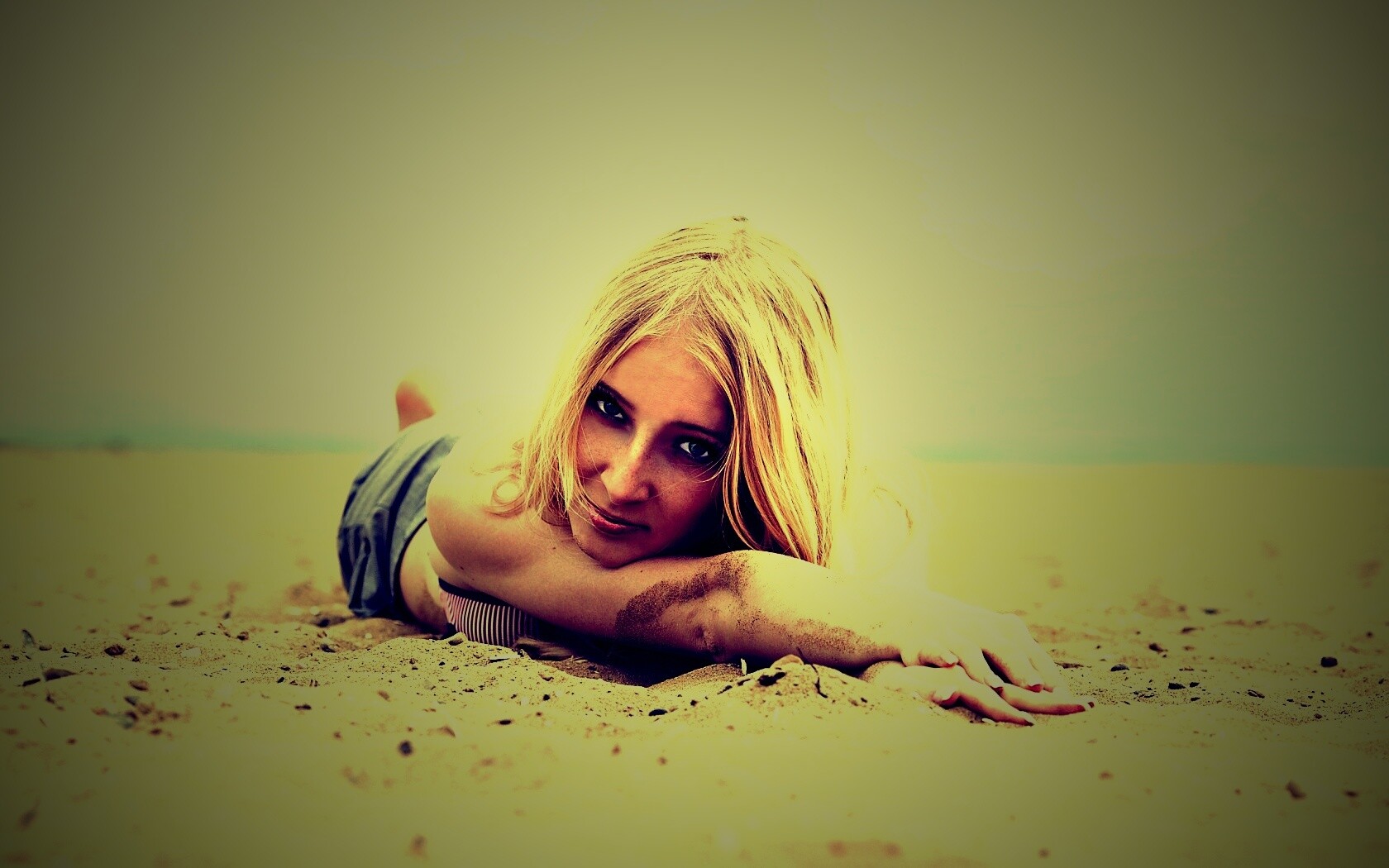 Девушка на пляже обои