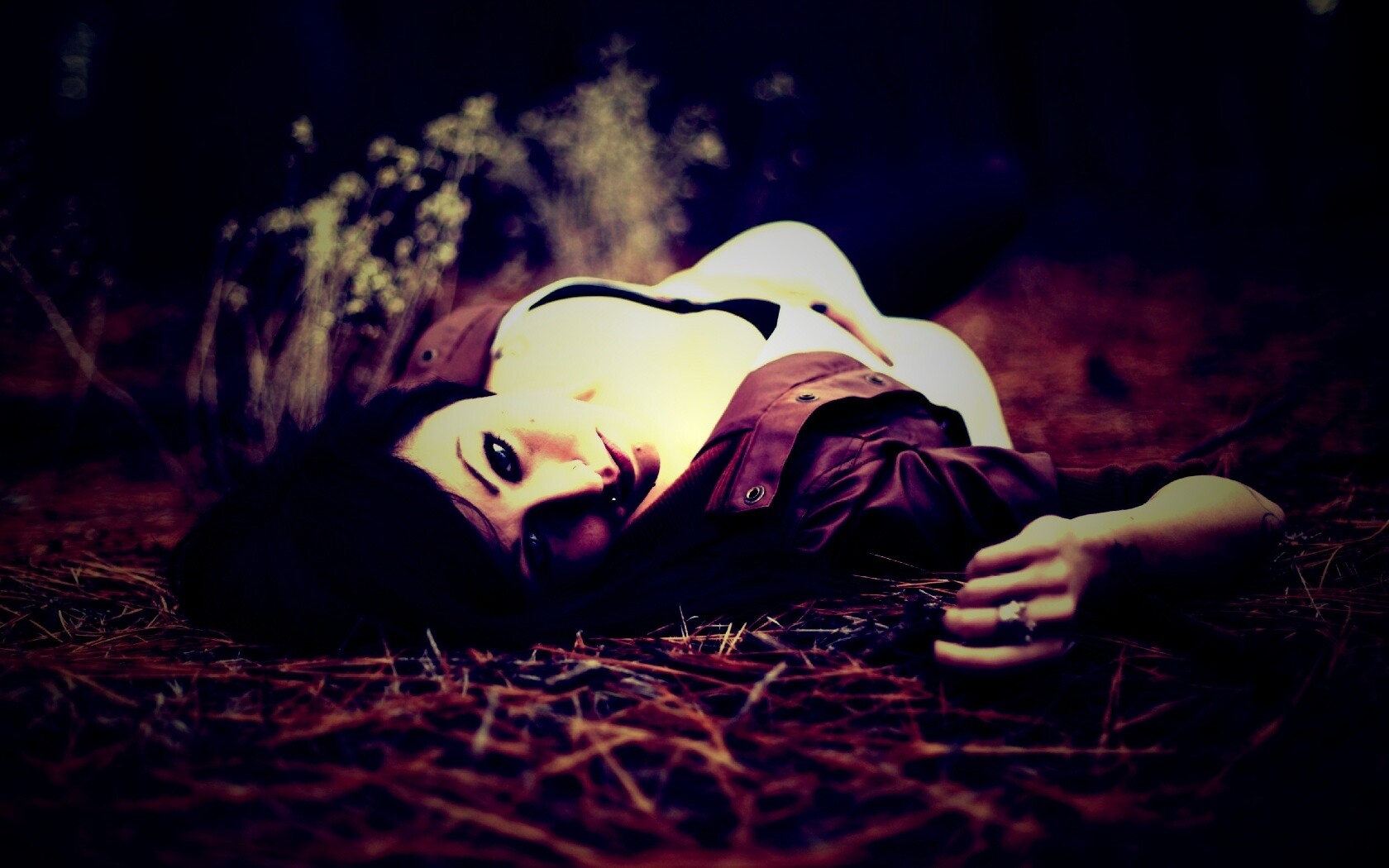 Лежащая на траве обои