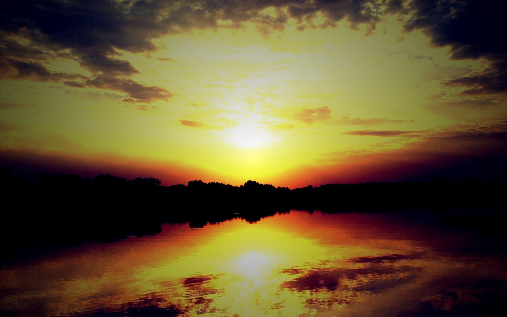 Закат отражается в озере обои