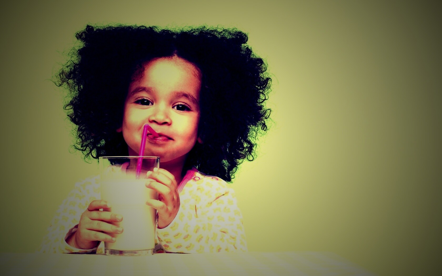 Девочка пьет молоко обои