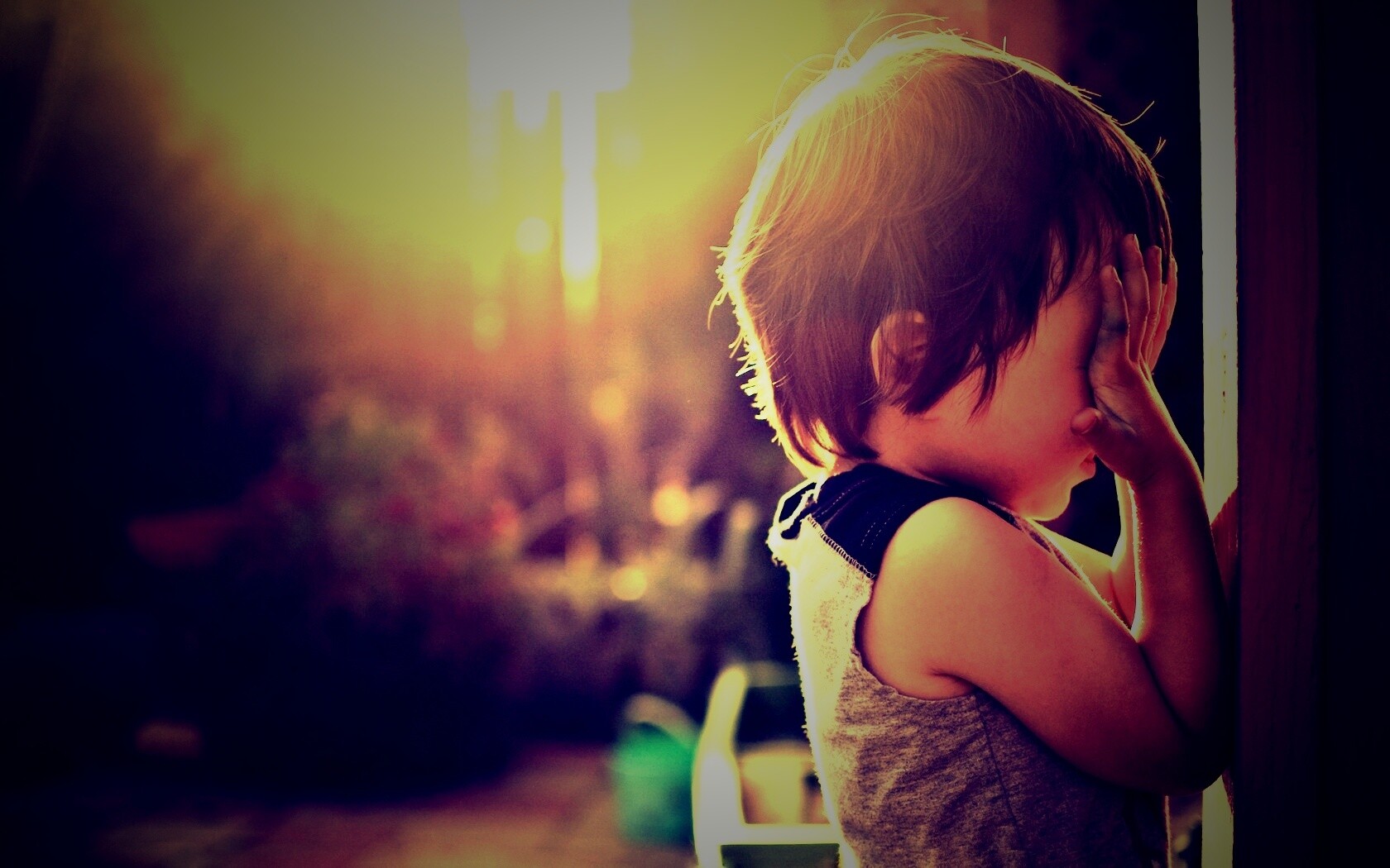 Малыш играет в прятки обои