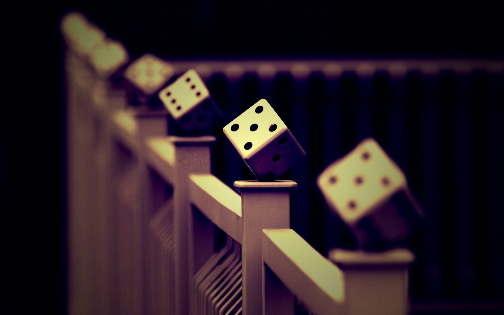 Игральные кости украшающие перила обои