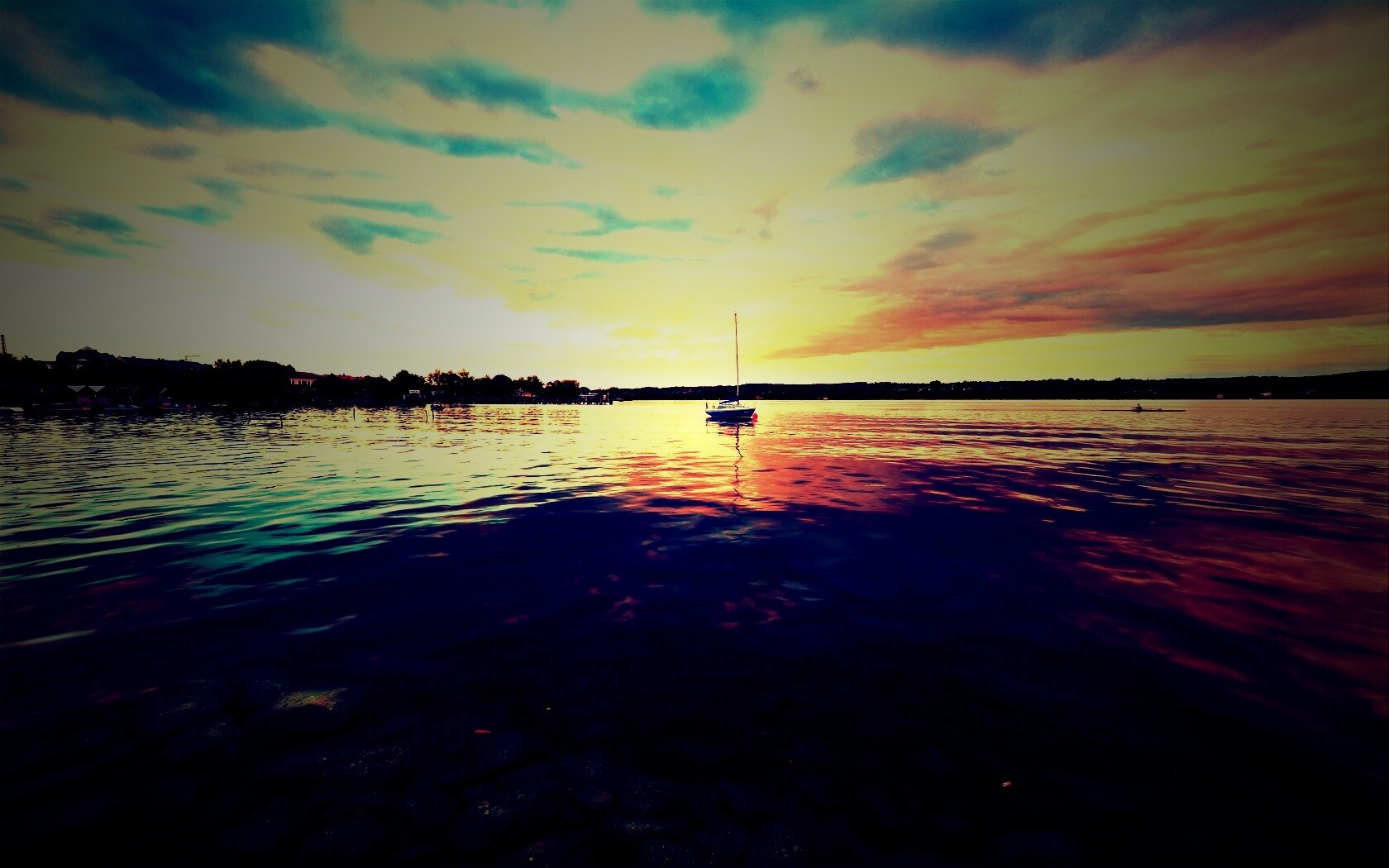 Яхта на озере обои