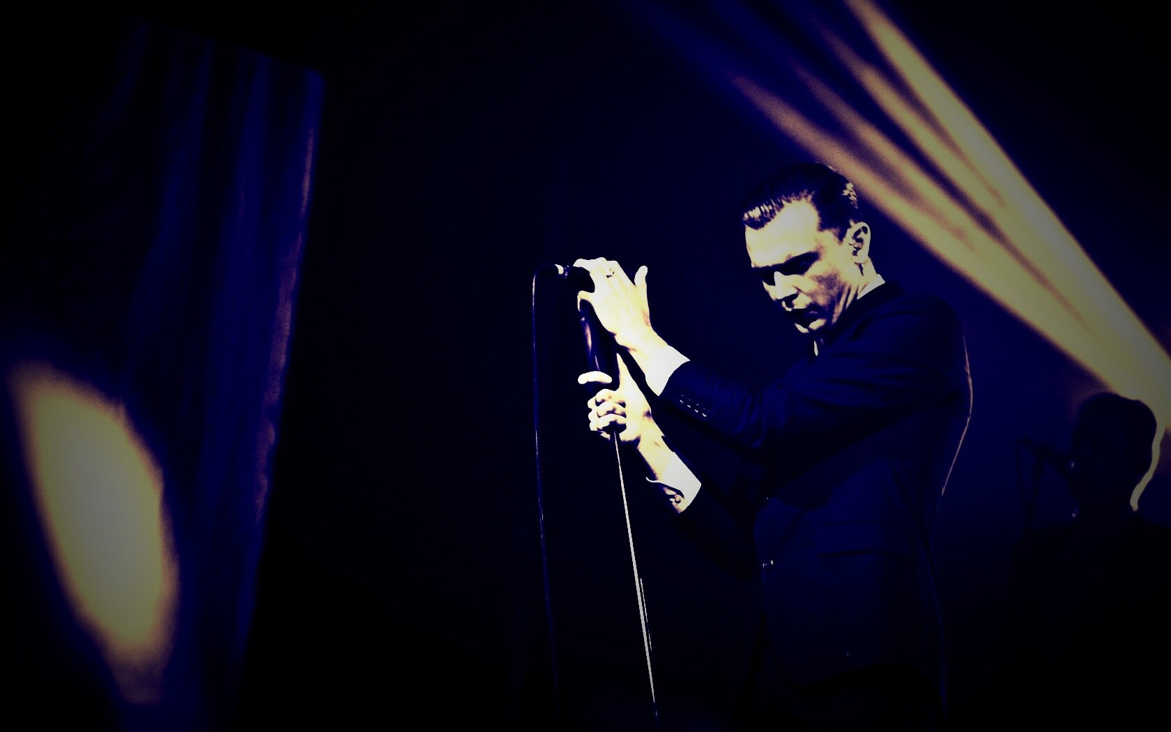 Тео Хатчкрафт на сцене обои